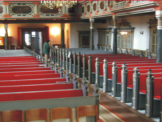 Kirchenheizung durch effiziente Beheizung der Kirchenbänke Kirchenbankheizung durch beheizte Sitzpolster und Rückenpolster
