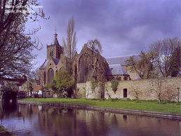 Kirchenbankheizung durch beheizte Sitzpolster und Fußraumheizung in der Kirche Grote Kerk Vianen Kirchbankheizung und Fußraumheizung in der Kirche Grote Kerk Vianen